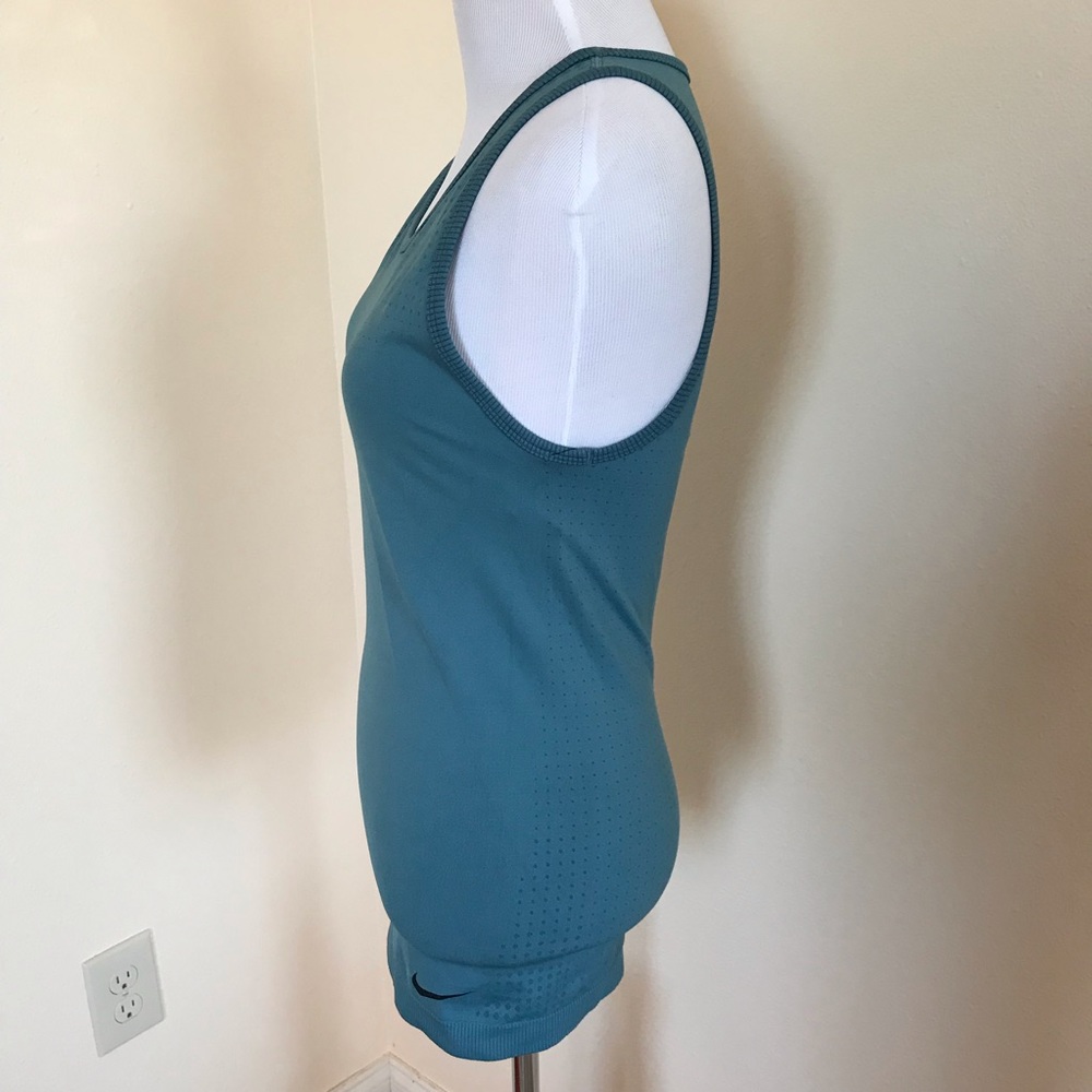 NWT Nike Women’s Training Tank - Picture 6 of 8